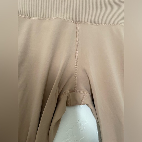 Vuori Rib Studio Legging in Coconut. Small. EUC. - Picture 15 of 17